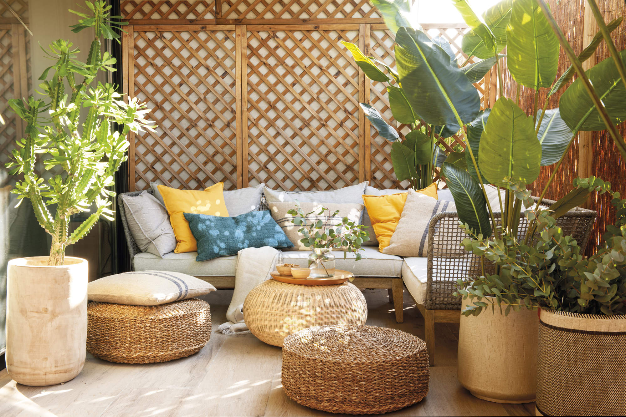 Terraza de estilo clásico con celosía. 